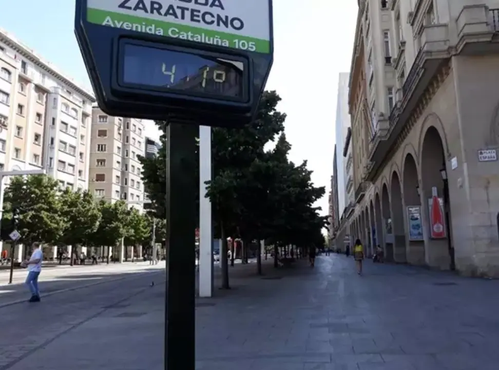Imagen de archivo del Paseo de la Independencia de Zaragoza con un term&oacute;metro que marca 41 grados / E.P. 