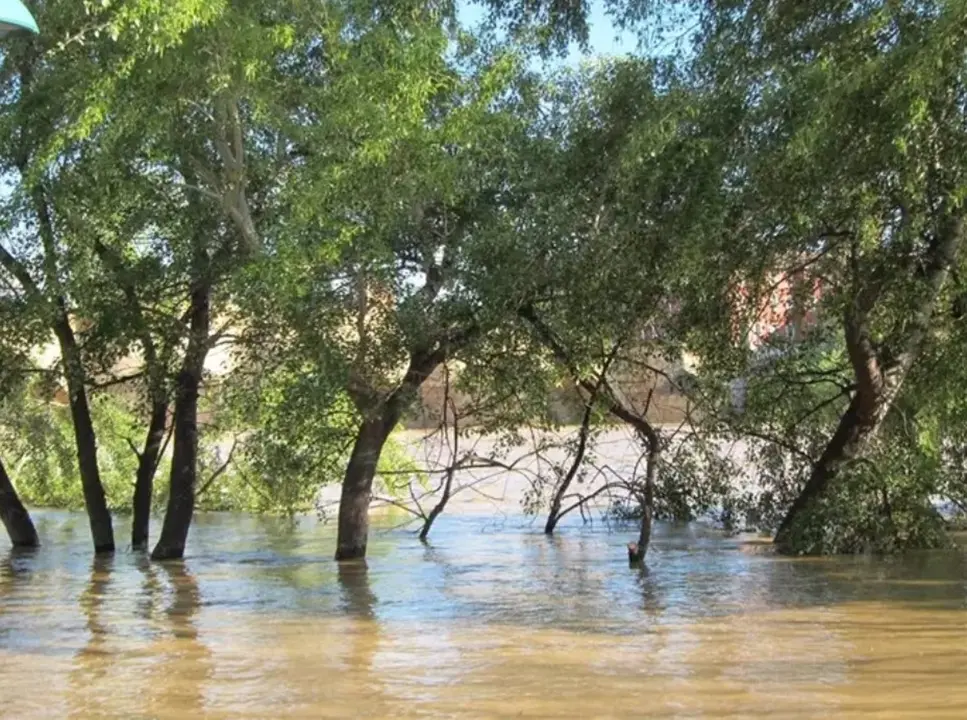 Crecida de un r&iacute;o en imagen de archivo / E.P.