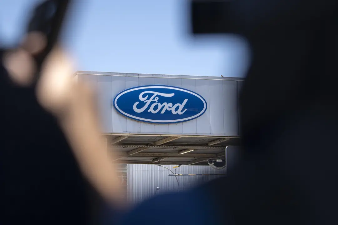 Logo en la f&aacute;brica de Ford Almussafes / E.P.