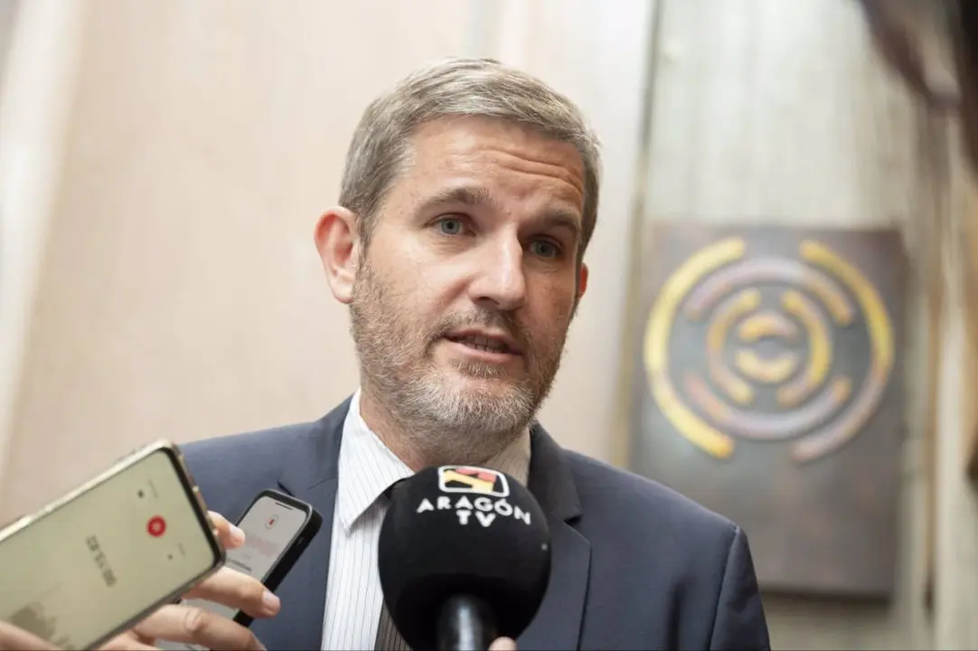 Ignacio Urquizu, este jueves en el pasillo de las Cortes / PSOE Arag&oacute;n