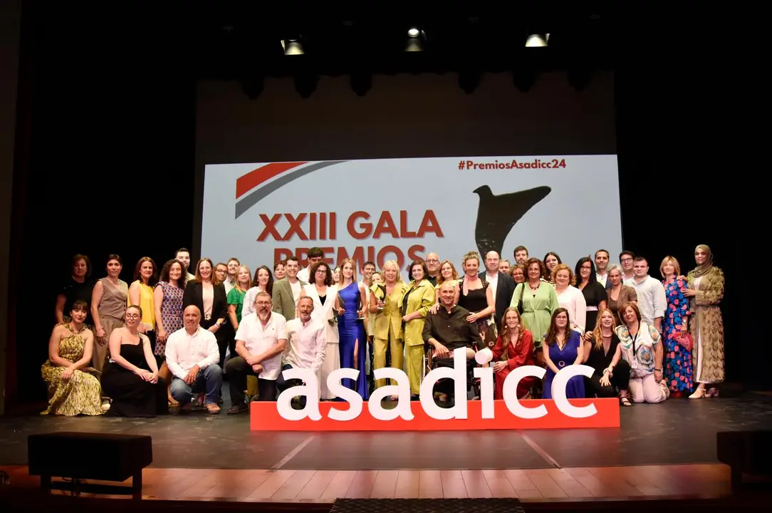 Foto de familia de la entrega de la edici&oacute;n pasada de premios ASADICC en Caspe.