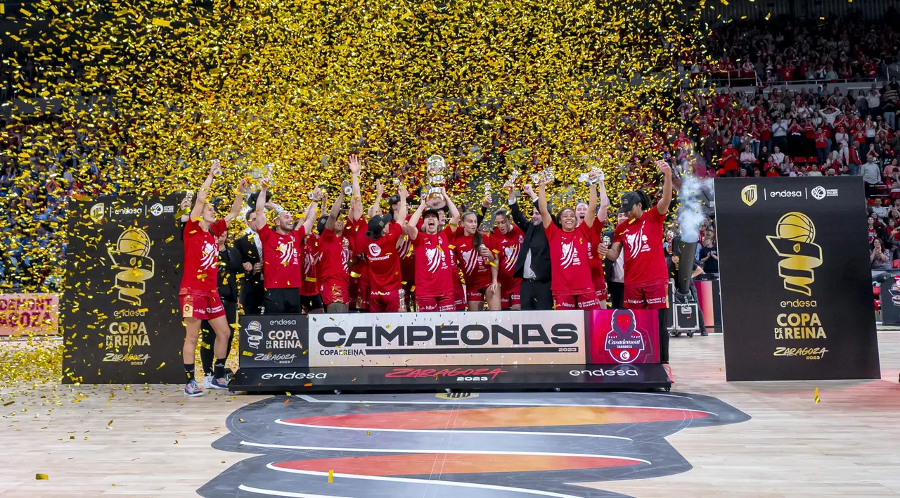 Casademont celebrando el t&iacute;tulo de 2023 en Zaragoza
