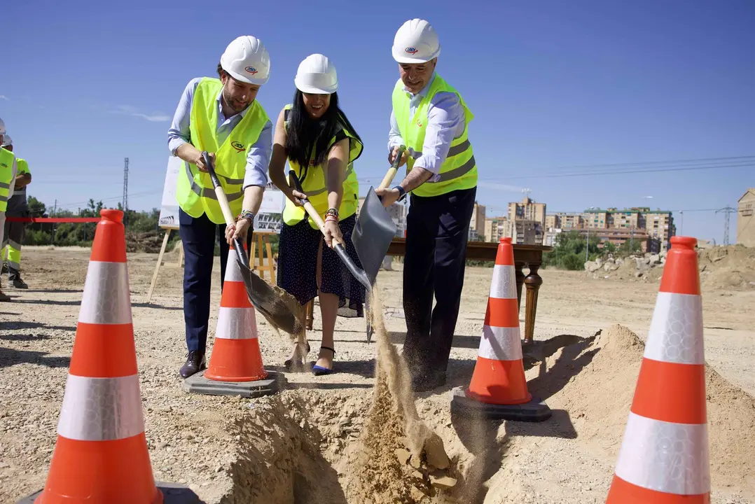 El presidente de la Diputaci&oacute;n Provincial de Huesca, Isaac Claver, la alcaldesa de Huesca, Lorena Orduna, y el presidente del Gobierno de Arag&oacute;n, Jorge Azc&oacute;n, colocan la primera piedra del futuro Centro de Emergencias y Seguridad Ciudadana de Huesca.