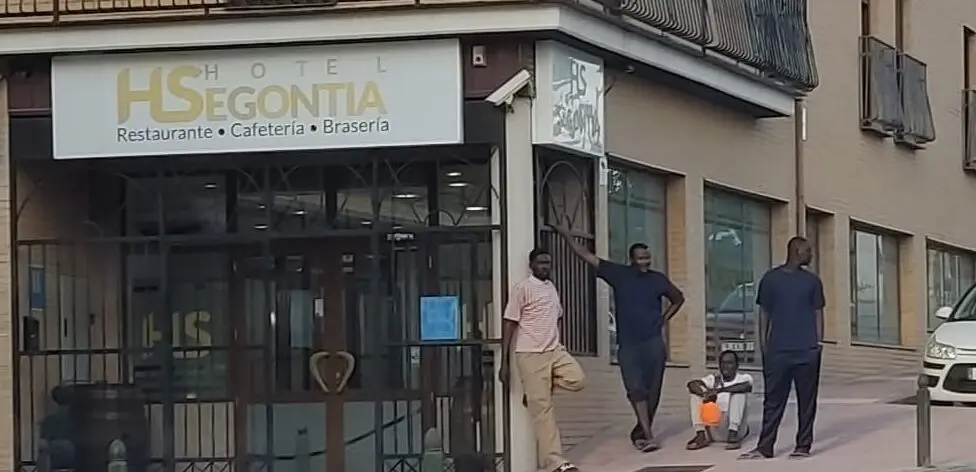 Imagen del hotel en el que han hospedado a 90 inmigrantes subsaharianos en &Eacute;pila/H.A.