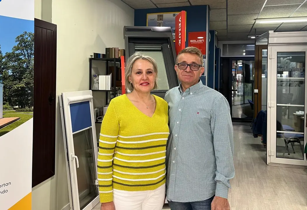 Isabel S&aacute;nchez y Javier Aznar abrieron su negocio familiar, Ventanas Dikter, hace 30 a&ntilde;os. / C. F.