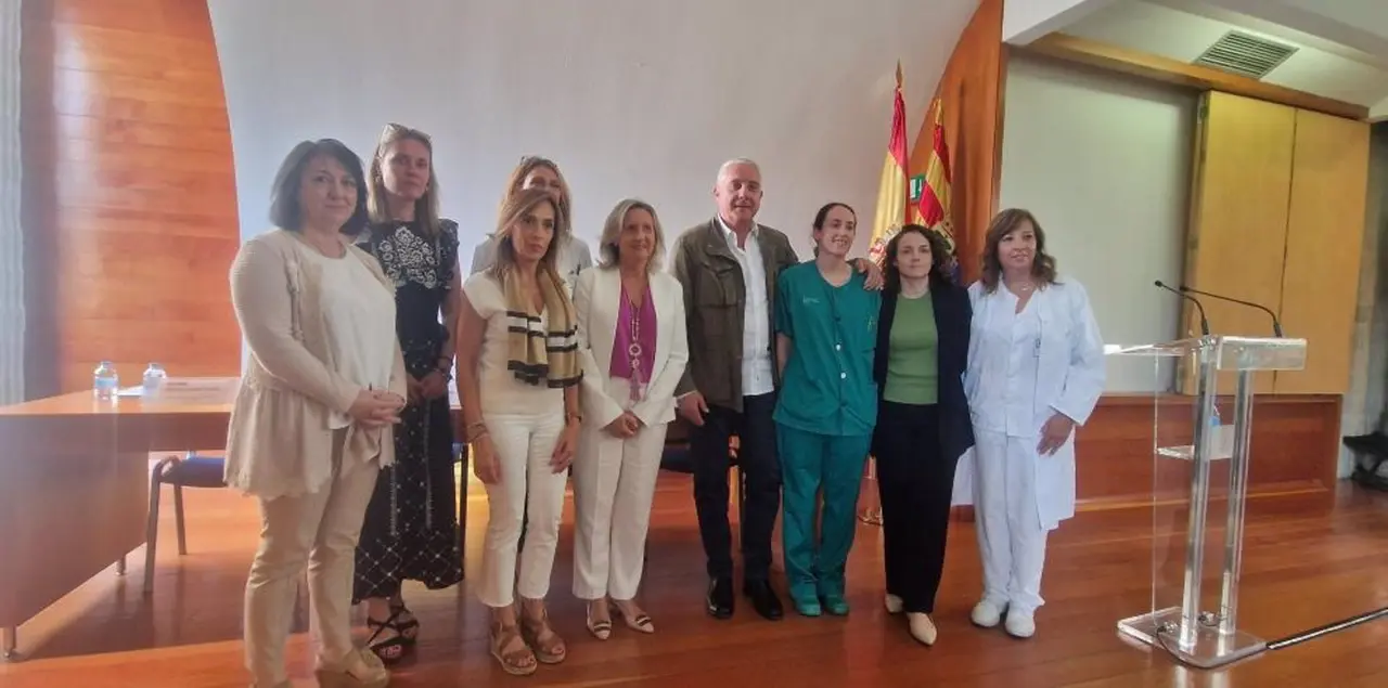 Equipo directivo del Salud y del sector sanitario de Calatayud con una de las MIR fidelizadas / Sanidad