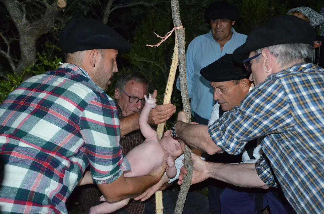 El rito del herniado se celebra este s&aacute;bado, 22 de junio, cuando se cumplen 20 a&ntilde;os desde que se recuper&oacute; esta tradici&oacute;n en Lobera de Onsella. / Pascual Plano 