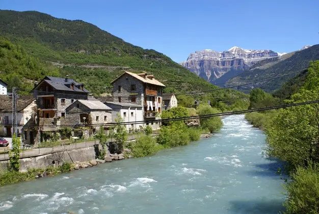 Vistas del r&iacute;o Ara en Broto (Huesca).