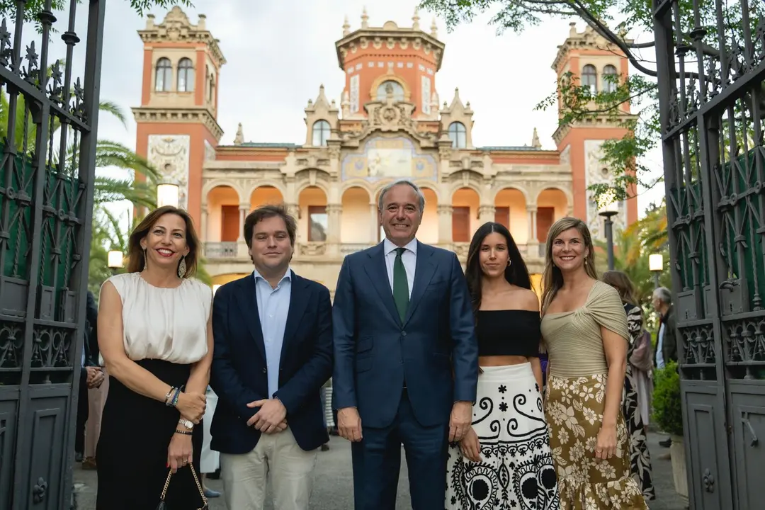 El CEO y fundador de Enjoy Zaragoza, &Aacute;ngel Moreno, junto al presidente de Arag&oacute;n, Jorge Azc&oacute;n y la alcaldesa de Zaragoza, Natalia Chueca. A la derecha, Maria Candau y Elvira Ferrando, de Enjoy Zaragoza / Marcos Cebri&aacute;n
