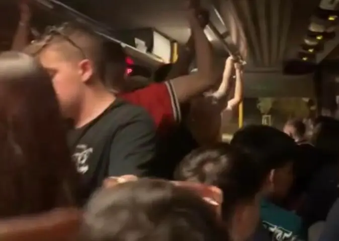 Uno de los autobuses que lograron salir del recinto del Zuera Sound contaba con m&aacute;s de 70 personas en el interior, algunos de pie y otros encajados en asientos donde solo podr&iacute;an ir dos personas / Cedida