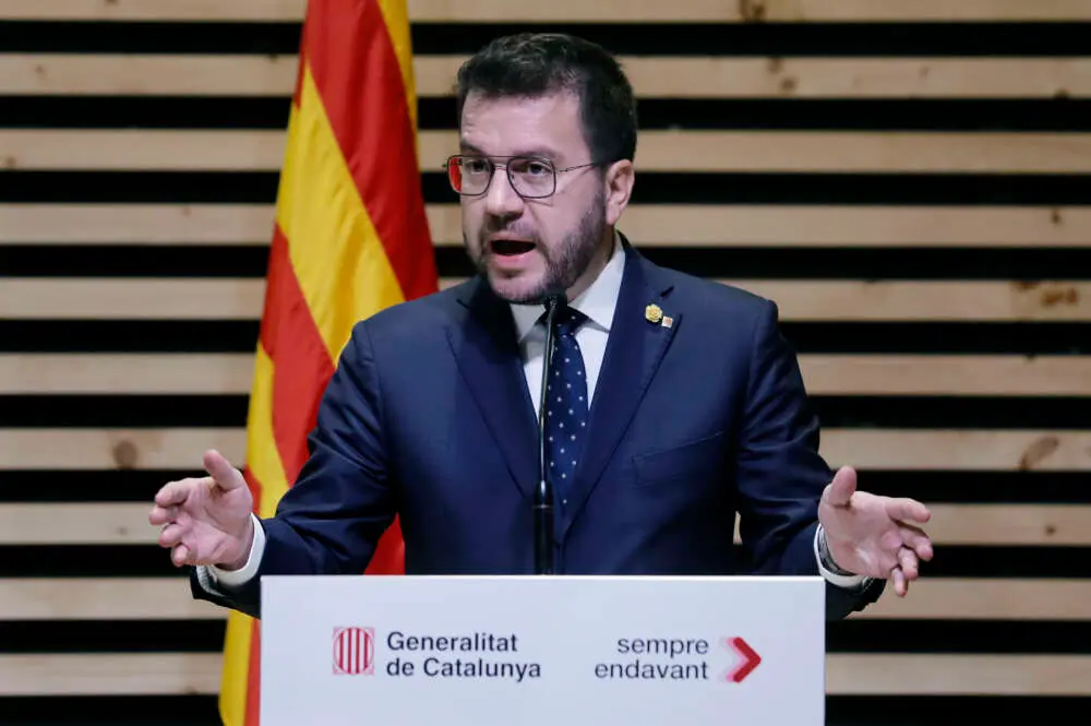 GRAFCAT5932. BARCELONA, 02/11/2023.- El presidente de la Generalitat, Pere Aragon&egrave;s, durante su intervenci&oacute;n en un acto en la antigua c&aacute;rcel Modelo de Barcelona sobre experiencias internacionales de amnist&iacute;a en resoluci&oacute;n de conflictos, en la que ha celebrado el acuerdo con el PSOE para una ley de amnist&iacute;a dirigida a "todos los represaliados, sin excepci&oacute;n", y ha subrayado que "es la hora de abordar el fondo del conflicto pol&iacute;tico, avanzar hacia el ejercicio del derecho a decidir". EFE/Andreu Dalmau