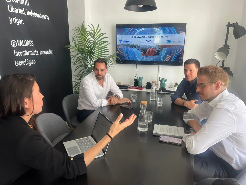 A la izquierda, Fran Mir (Nettrim). A la derecha, en primer plano, Guillermo Pascual (Telefonica) y Jorge Calder&oacute;n (DXC), detr&aacute;s. / S. A. 