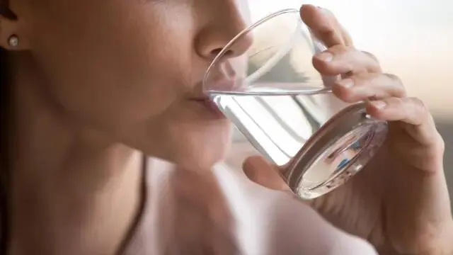 Mito de beber dos litros de agua al d&iacute;a / iStockphoto