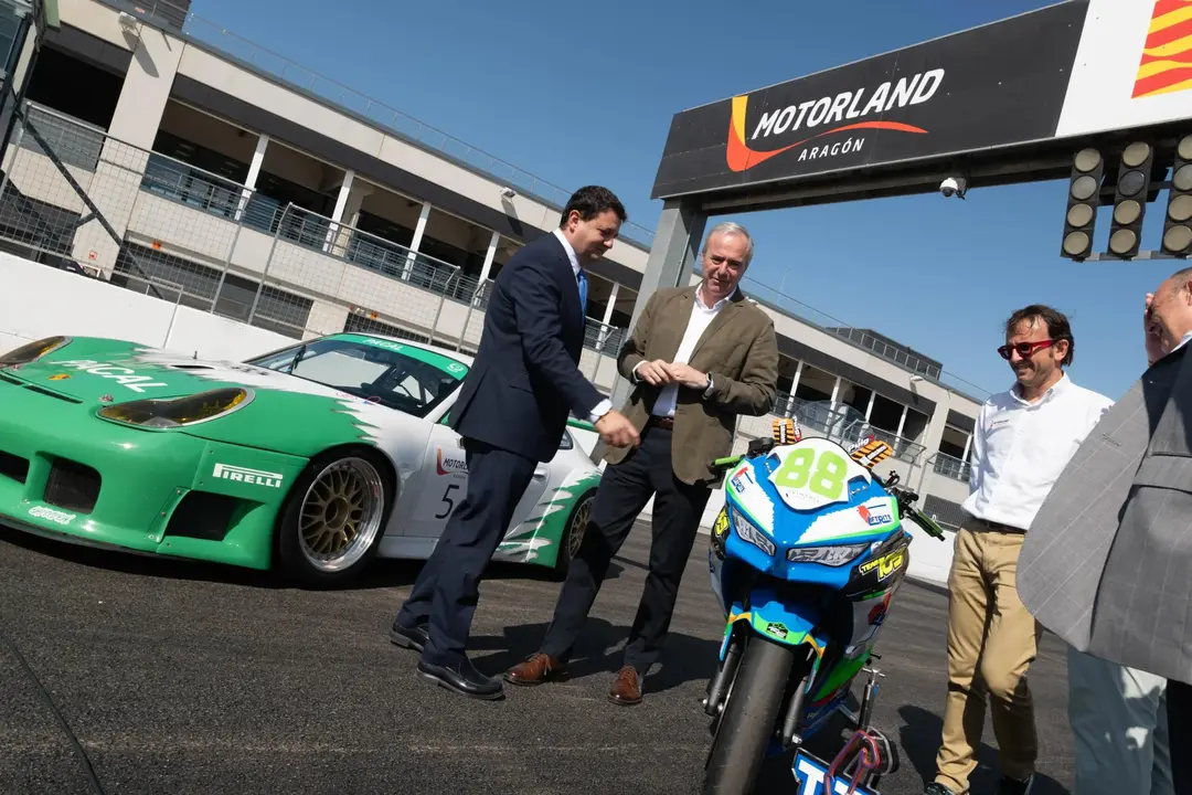 El presidente, Jorge Azc&oacute;n, en su visita a Motorland / Fabi&aacute;n Sim&oacute;n