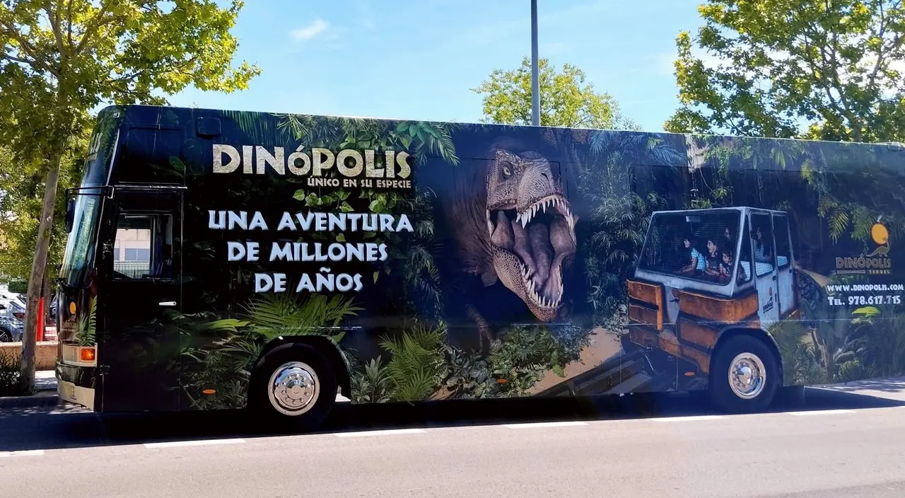 Autob&uacute;s promocional de la campa&ntilde;a de verano de Din&oacute;polis.