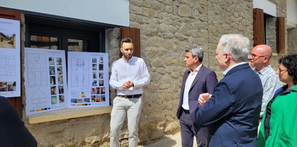 Octavio L&oacute;pez ha visitado hoy las viviendas de alquiler asequible rehabilitadas del parque de maquinaria de Graus / DGA
