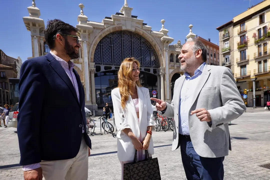 Alfonso Mendoza conversa con Genel Romero y Armando Mart&iacute;nez frente al Mercado Central de Zaragoza / Miguel G. Garc&iacute;a