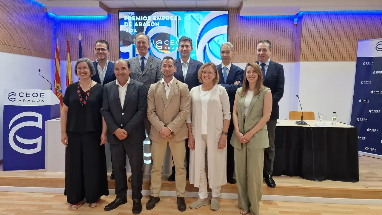 Primera fila: Ruth L&aacute;zaro Torres (TAISI), Jes&uacute;s Arnau (CEOE Arag&oacute;n), Aitor Mart&iacute;nez (FRUTANESA), Sura Ascaso (ASCASO) y Emma Lorente de la Riva (FRUTANESA). En segunda fila: Jos&eacute; Mas (MASFARR&Eacute;), Joaqu&iacute;n Portillo (ADIEGO), Tom&aacute;s Prieto (IBERNEX), Fernando Castillo (NOVALTIA) y &Oacute;scar P&eacute;rez, Director de Negocio de Caja Rural de Arag&oacute;n. / CEOE Arag&oacute;n