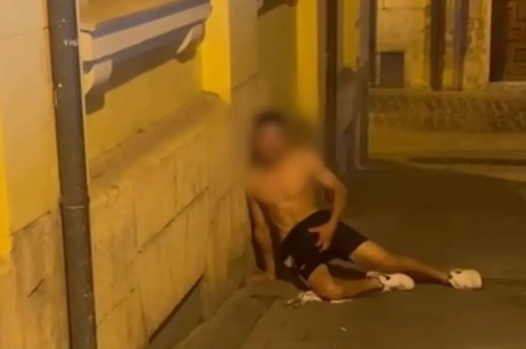 Imagen de uno de los menores el pasado mes de julio de 2024 en la calle Comadre en Teruel H.A.