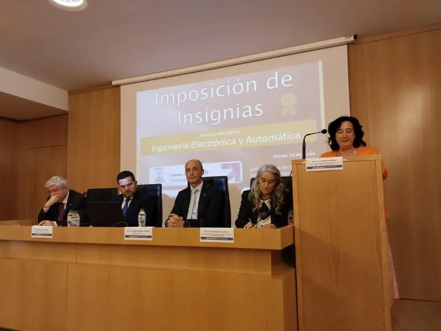 Acto de imposici&oacute;n de insignias  en la Escuela Universitaria Polit&eacute;cnica de Teruel. / COGITIAR