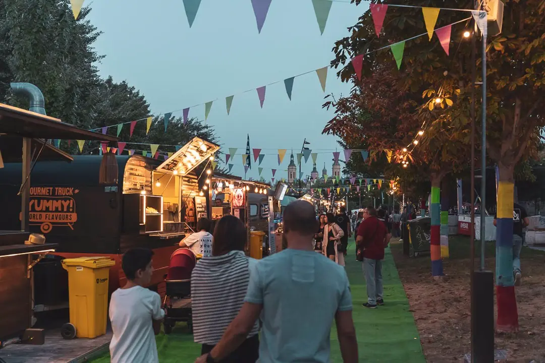 21/09/2023 M&aacute;s de 25 conciertos, 20 puestos y 10 DJS en la VI edici&oacute;n de la Ebro Food Trucks
CULTURA 
EBRO FOOD TRUCKS