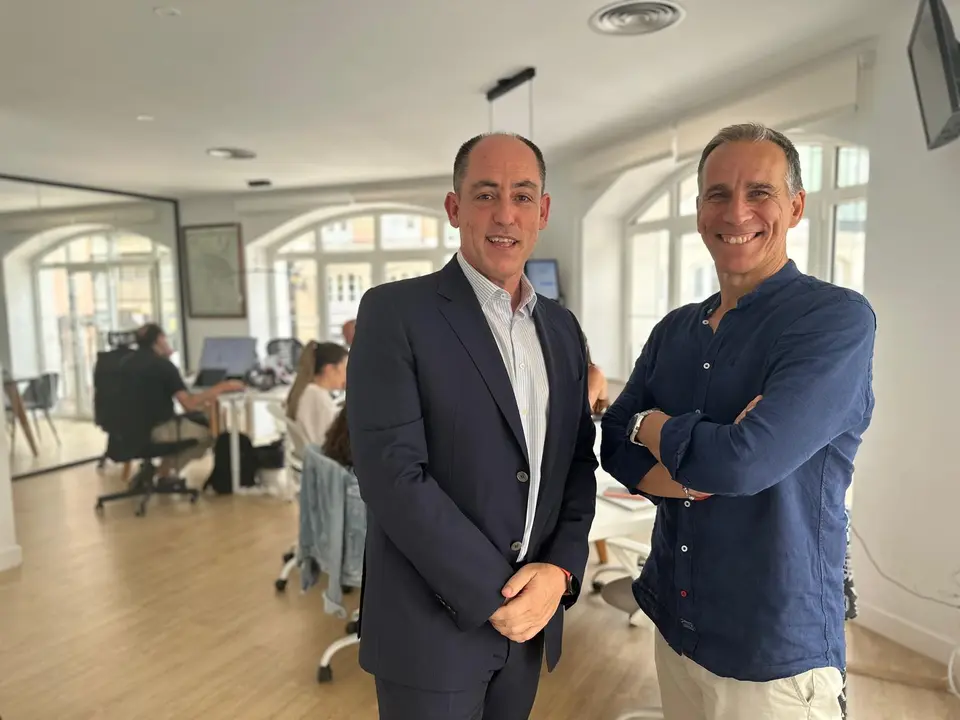 N&eacute;stor Benito, Coordinador de las C&aacute;tedras de Innovaci&oacute;n Energ&eacute;tica de distribuci&oacute;n en Endesa (izquierda) y Jos&eacute; Sanz, director de la Catedra de Innovaci&oacute;n Energ&eacute;tica de Endesa en la Universidad de Zaragoza.
