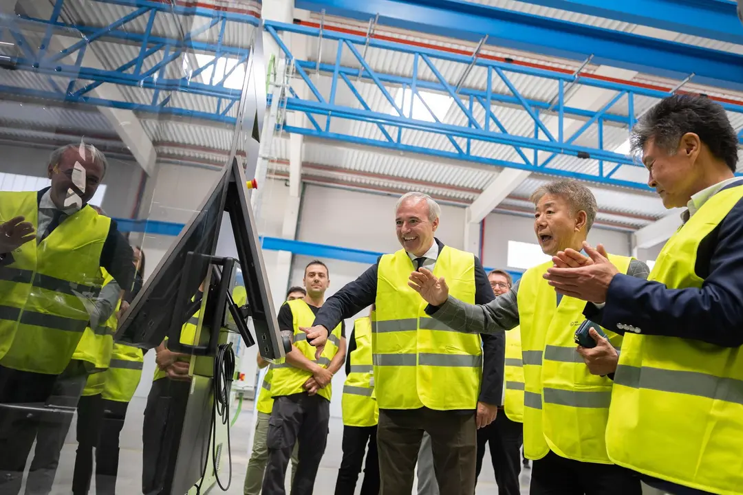 El presidente del Gobierno de Arag&oacute;n, Jorge Azc&oacute;n, en la planta de KDK Automotive en Borja / Fabi&aacute;n Sim&oacute;n