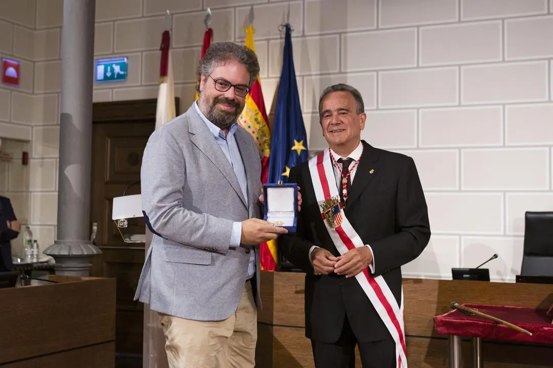 El escritor y periodista Sergio del Molino  distinguido por la DPZ con la medalla de oro de Santa Isabel.