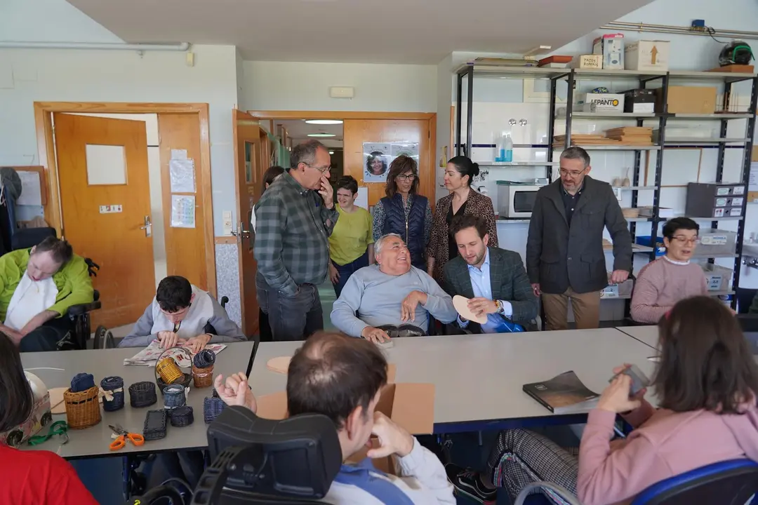 El presidente de la DPH, Isaac Claver, durante su visita al centro de Aspace del pasado mes de abril. / DPH