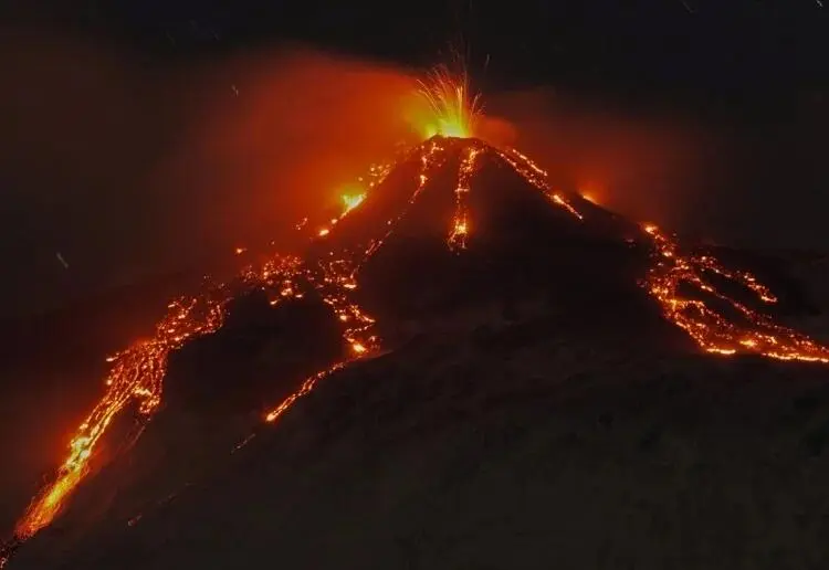 El volc&aacute;n Etna entra en erupci&oacute;n