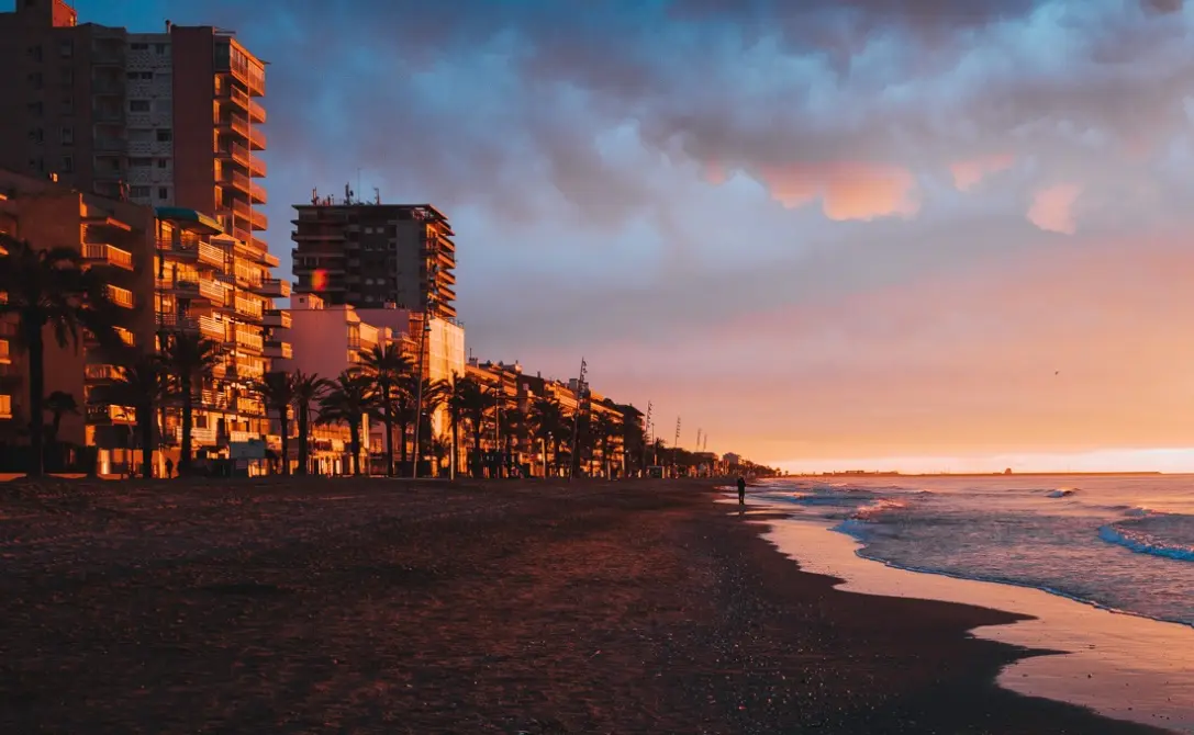 La playa de Calafell, largu&iacute;sima y con poca profundidad / HA