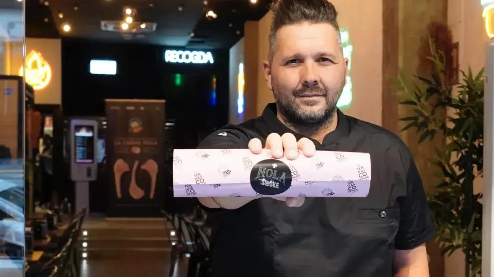 Alex Vi&ntilde;al, cocinero y propietario de Nola Smoke presentando la nueva propuesta el Ternasco kebab