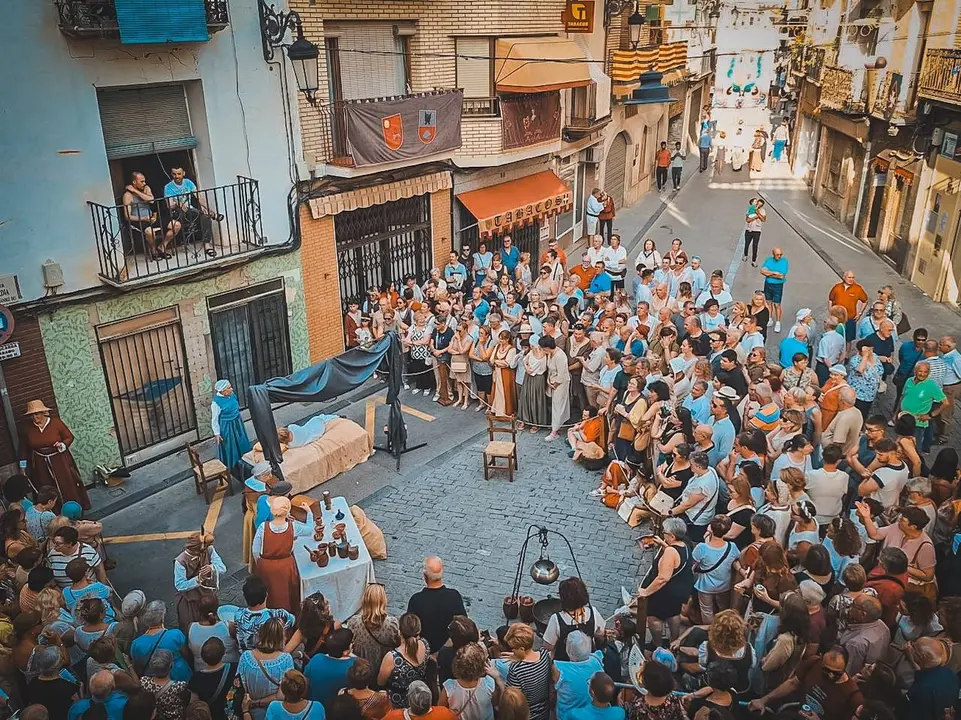 Representaci&oacute;n de una farsa en la plaza Heredia de Caspe. / AYTO. CASPE