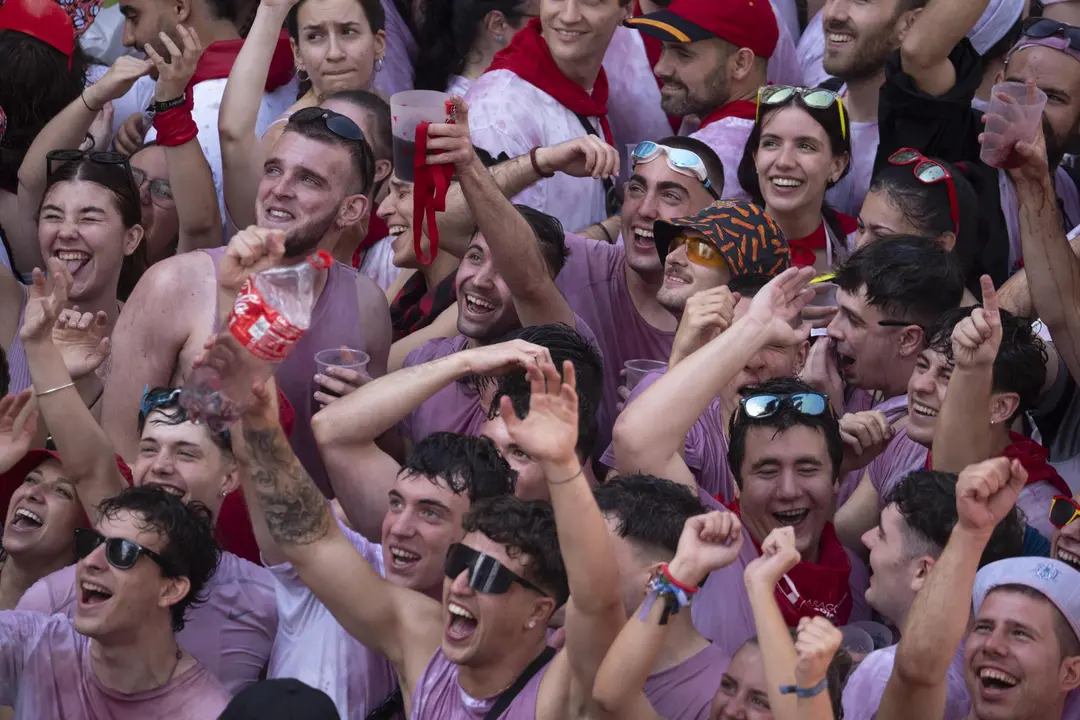 Varias personas durante la 'Puesta del pa&ntilde;uelico' en las Fiestas del torico de Teruel / E.P.