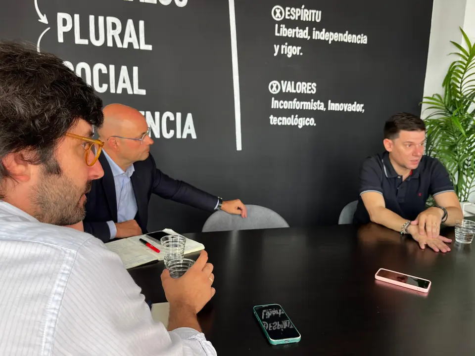 De izquierda a derecha, David Bl&aacute;zquez (AWS), Santiago S&aacute;nchez (Origen Corporaci&oacute;n Biotech) y Jorge Calder&oacute;n (DXC).