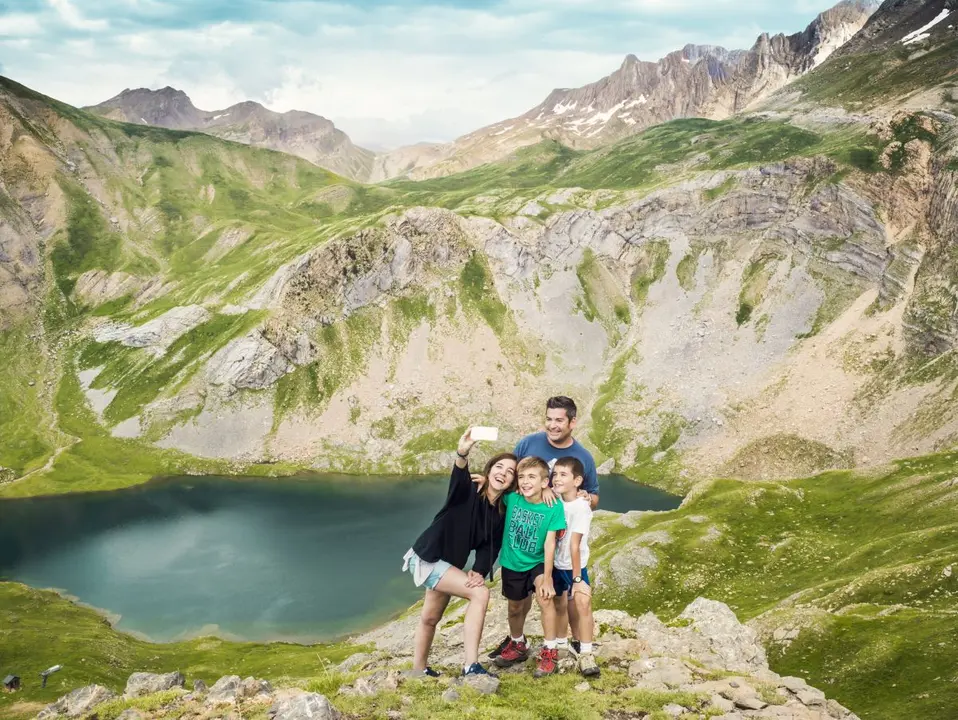 Una familia disfruta de uno de los ibones del Pirineo / Jorge Fuembuena