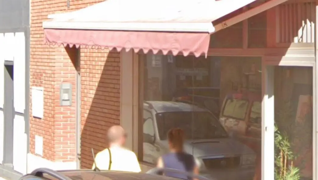 Imagen del comercio de venta de cuadros que la pareja tiene en Ejea de los Caballeros y donde se produjo el crimen/ Google Maps