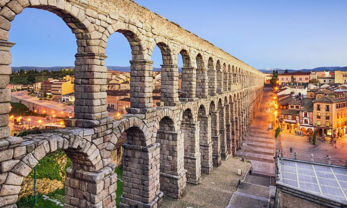 Con 167 arcos, el acueducto de Segovia es el principal atractivo de la ciudad / Turismo de Espa&ntilde;a