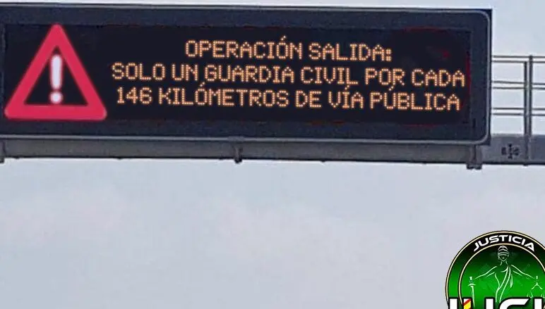 Imagen de la asociaci&oacute;n JUCIL donde se ve el d&eacute;ficit de seguridad en una valla electr&oacute;nica de carretera /JUCIL
