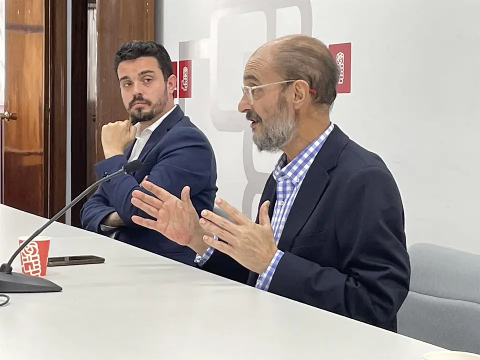 El secretario general del PSOE Arag&oacute;n, Javier Lamb&aacute;n, junto al exsecretario de Organizaci&oacute;n, Dar&iacute;o Villagrasa / E.P.
