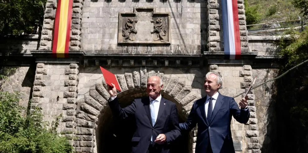 El presidente de Nueva Aquitania, Alain Rousset, y el presidente de Arag&oacute;n, Jorge Azc&oacute;n, en la firma del texto en defensa de la reapertura del Canfranc / DGA