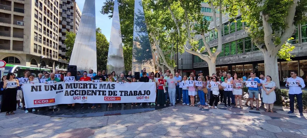 Concentraci&oacute;n en Zaragoza de representantes de UGT y CC.OO tras el &uacute;ltimo fallecido en accidente de trabajo / E.P.