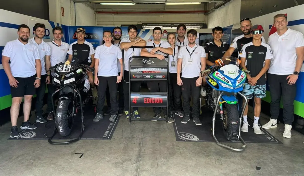 Foto de grupo de los alumnos del M&aacute;ster en Ingenier&iacute;a del Motorsport, el equipo Team 109 y los pilotos de Gaman Racing en MotorLand Arag&oacute;n. / MOTORLAND ARAG&Oacute;N