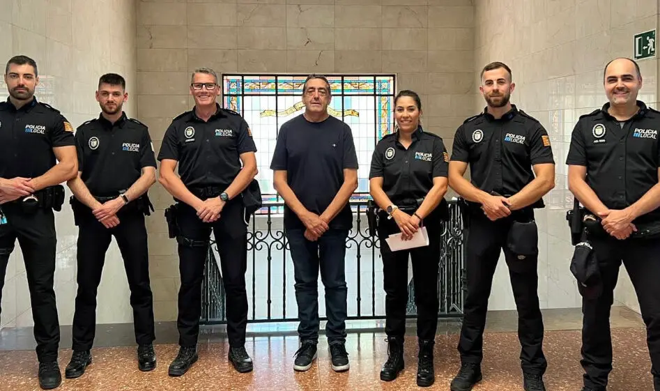 Imagen de los seis nuevos polic&iacute;as locales de &Eacute;pila junto con el alcalde de la localidad/Cedida a H.A.
