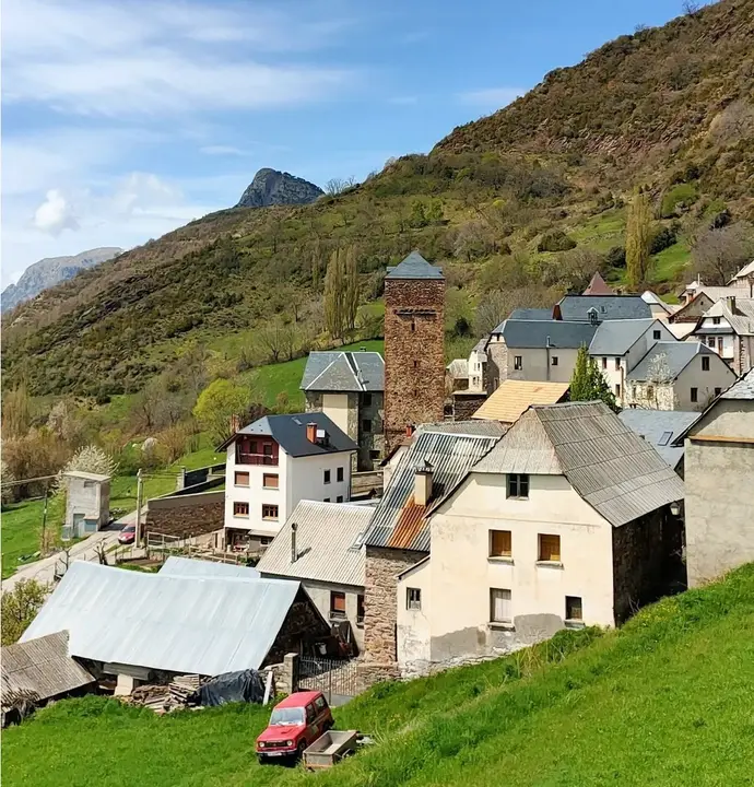 Gista&iacute;n es conocido como el pueblo de las tres torres / HA