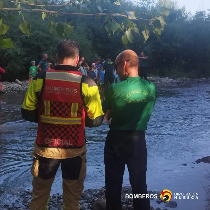 Bomberos de DPH tras el rescate de los menores