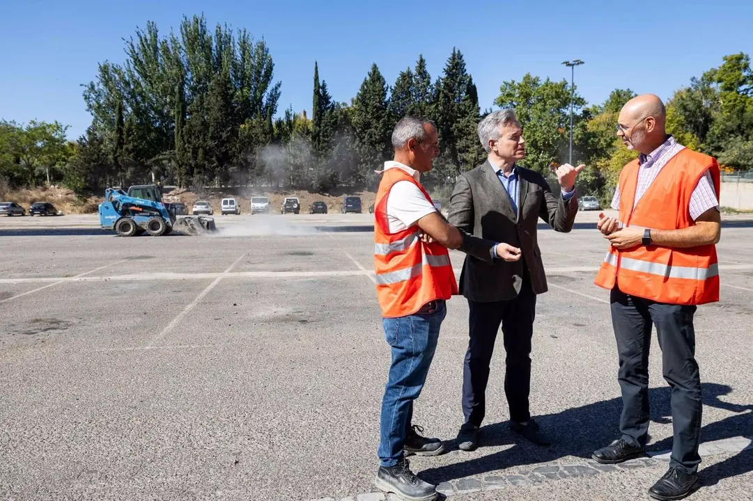 El consejero municipal de Urbanismo, V&iacute;ctor Serrano, visita el inicio de las obras en la calle Embarcadero. / MIGUEL G. GARC&Iacute;A