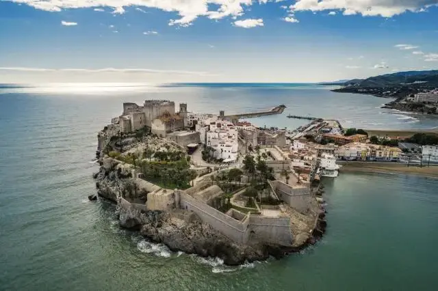 El castillo de Pe&ntilde;&iacute;scola se levanta encima del mar