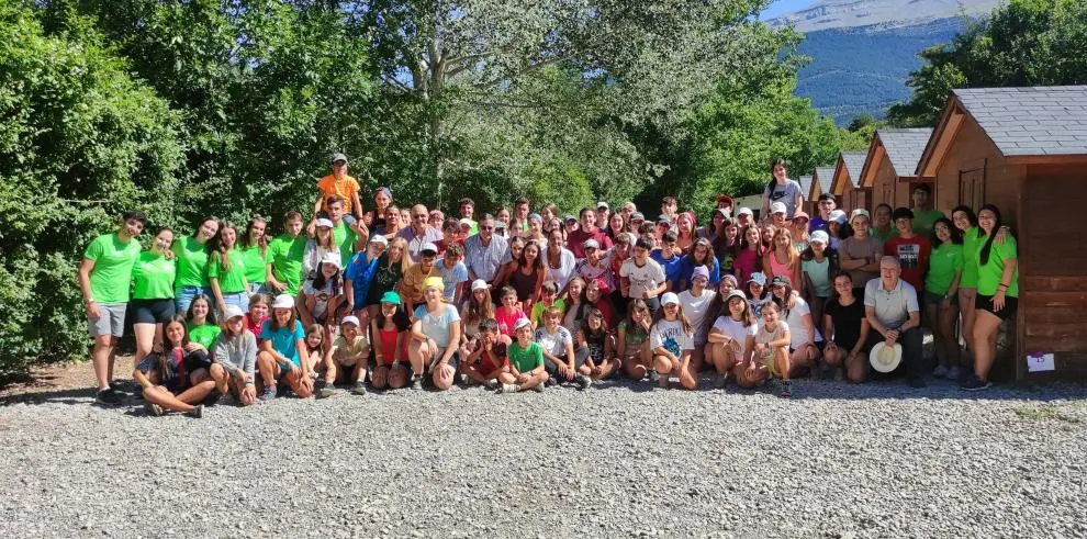 La consejera de Bienestar Social y Familia y la gerente del IAJ han compartido parte de la ma&ntilde;ana con los campistas de Villan&uacute;a / DGA