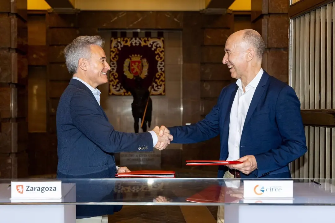 Serrano y Llombart se estrechan la mano en la firma del acuerdo entre el Atuntamiento de Zaragoza y CIRCE / M.G.G.
